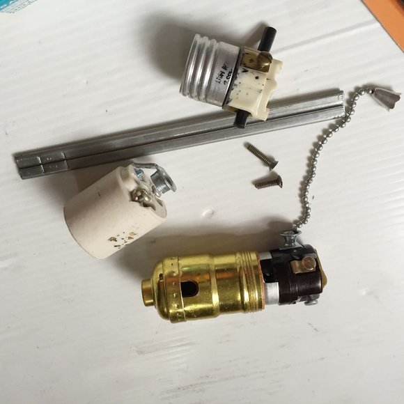 Mixed Lot of Duplex Receptacles & Others (New & Old) - Picture 9 of 9